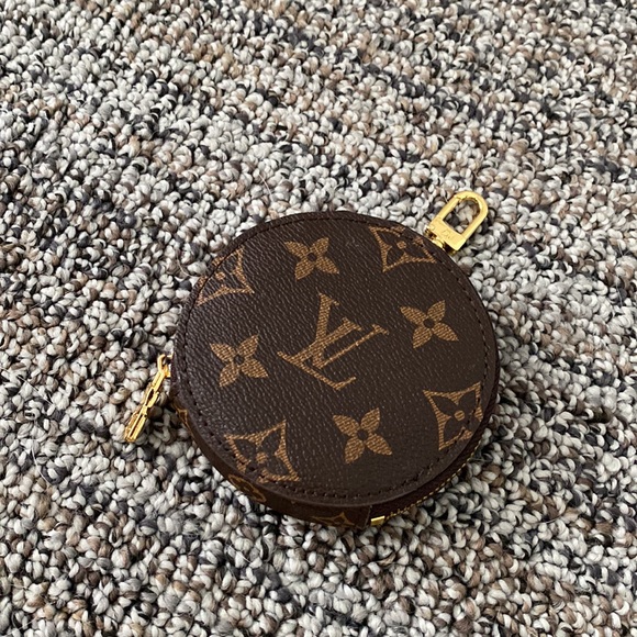 LV logo multiple bag attachments bag - Picture 5 of 6